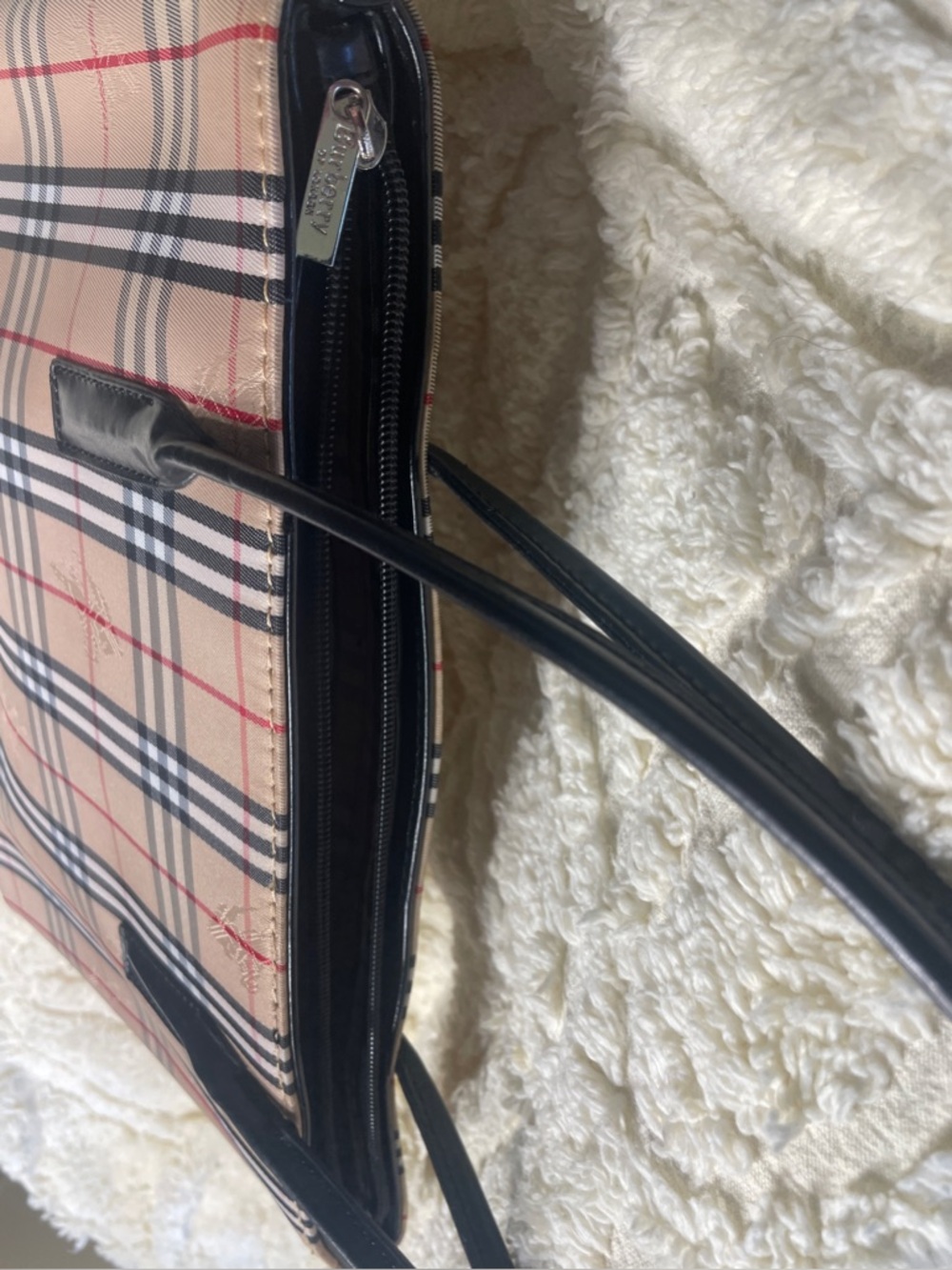 Burberry Classic Plaid Tote Bag in Beige with Black Straps - Picture 4 of 8